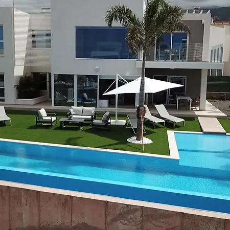 Willa Luxury - Oasis Tucan *****